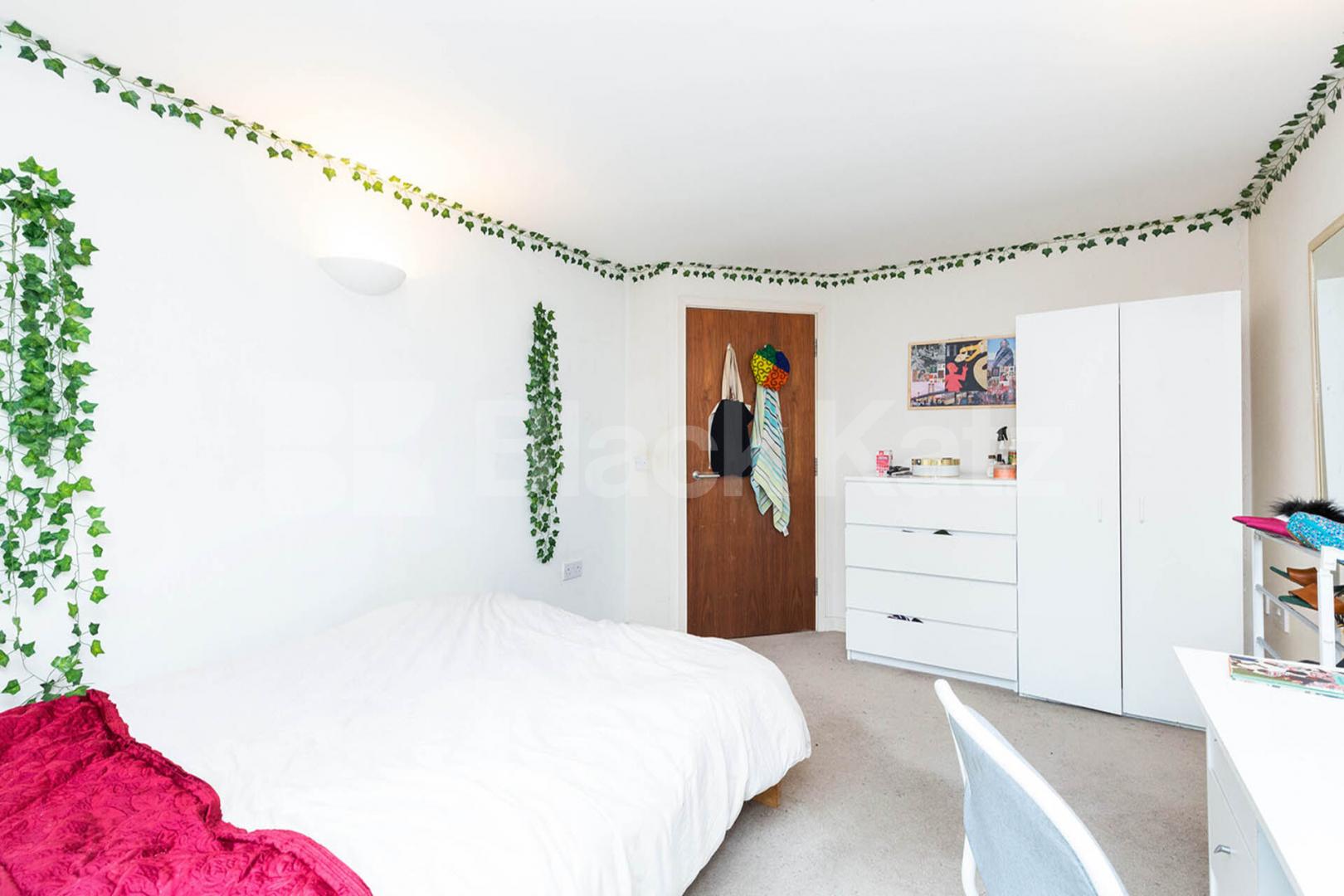 large 3 bedroom house split over 2 floors with 2 bathrooms Aran Mews, Barnsbury Grove